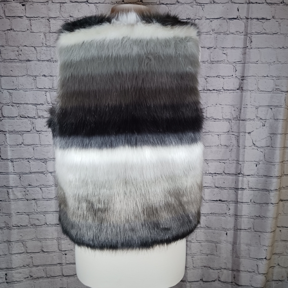 SKIES ARE BLUE Open Front Faux Fur Vest Gray Size Med - Picture 3 of 7